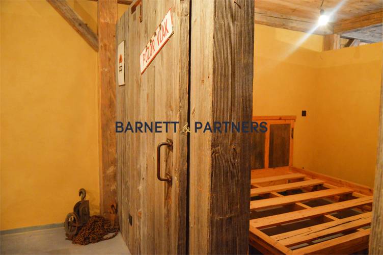 ZU VERMIETEN DIE EXZENTRISCHE & ORIGINELLE EIN & HALB-ZIMMER-WOHNUNG